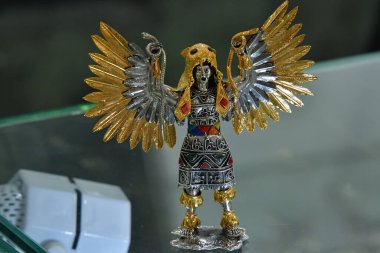 Her Pazar, Salı ve Perşembe, Cusco-Peru 'dan turist trafiğinin yoğun olduğu Kutsal Vadi' deki Peru köyü Pisac 'ın atölyelerinde yapılan en saf altın ve gümüşten yapılmış mücevherler.