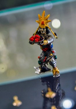 Her Pazar, Salı ve Perşembe, Cusco-Peru 'dan turist trafiğinin yoğun olduğu Kutsal Vadi' deki Peru köyü Pisac 'ın atölyelerinde yapılan en saf altın ve gümüşten yapılmış mücevherler.