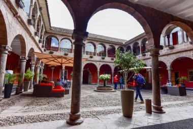 Qorikancha (Altın Bölge) - Güneş Tapınağı - Cusco, yaratıcı tanrı Viracocha, ay tanrıçası Quilla ve güneş tanrısı İnti gibi önemli İnka tanrılarına adanmıştır.