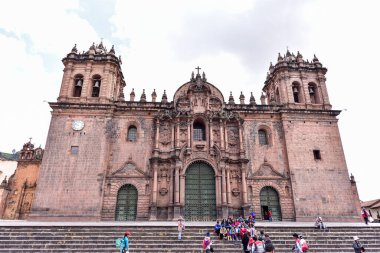 Cusco Katolik Katedrali 17. yüzyılın ortalarında inşa edildi ve duvarlarında Sacsaywaman Anıtı 'nın taş blokları kullanıldı..
