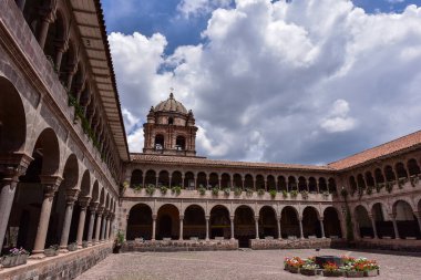 Qorikancha (Altın Bölge) - Güneş Tapınağı - Cusco, yaratıcı tanrı Viracocha, ay tanrıçası Quilla ve güneş tanrısı İnti gibi önemli İnka tanrılarına adanmıştır.
