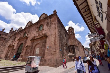 Cusco Katolik Katedrali 17. yüzyılın ortalarında inşa edildi ve duvarlarında Sacsaywaman Anıtı 'nın taş blokları kullanıldı..