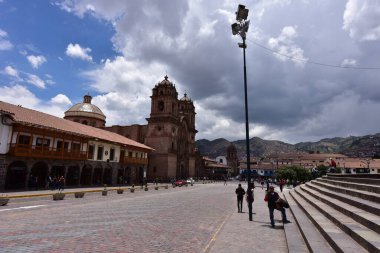 Cusco Katolik Katedrali 17. yüzyılın ortalarında inşa edildi ve duvarlarında Sacsaywaman Anıtı 'nın taş blokları kullanıldı..