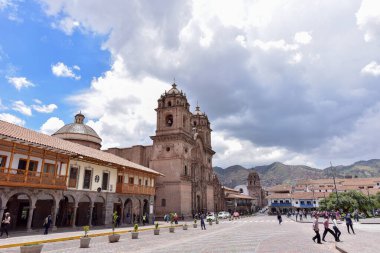 Cusco Katolik Katedrali 17. yüzyılın ortalarında inşa edildi ve duvarlarında Sacsaywaman Anıtı 'nın taş blokları kullanıldı..