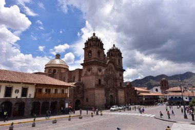 Cusco Katolik Katedrali 17. yüzyılın ortalarında inşa edildi ve duvarlarında Sacsaywaman Anıtı 'nın taş blokları kullanıldı..