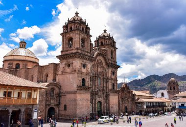 Cusco Katolik Katedrali 17. yüzyılın ortalarında inşa edildi ve duvarlarında Sacsaywaman Anıtı 'nın taş blokları kullanıldı..