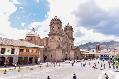Cusco Katolik Katedrali 17. yüzyılın ortalarında inşa edildi ve duvarlarında Sacsaywaman Anıtı 'nın taş blokları kullanıldı..