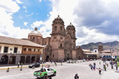 Cusco Katolik Katedrali 17. yüzyılın ortalarında inşa edildi ve duvarlarında Sacsaywaman Anıtı 'nın taş blokları kullanıldı..