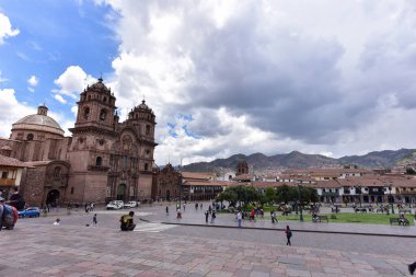 Cusco Katolik Katedrali 17. yüzyılın ortalarında inşa edildi ve duvarlarında Sacsaywaman Anıtı 'nın taş blokları kullanıldı..