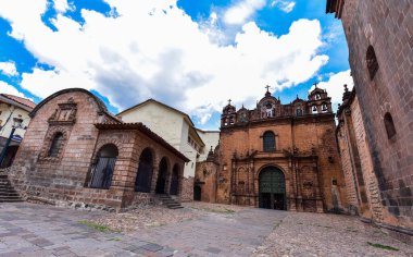 Cusco Katolik Katedrali 17. yüzyılın ortalarında inşa edildi ve duvarlarında Sacsaywaman Anıtı 'nın taş blokları kullanıldı..