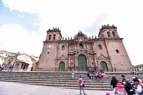 쿠스코의 가톨릭 대성당은 중반에 수와만 기념물의 돌덩어리가 사용되었다 — 스톡 사진