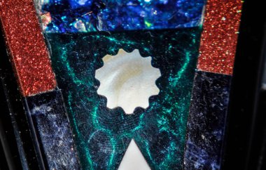 Obsidian heykelcikleri-Teotihuacan Meksika 'da Teotihuacn' da obsidian tanrıların heykellerini yapmak için kullanılırdı. Obsidian, minerallerin granüler yapısını ayırt edemeden volkanik, biçimsiz, camsı bir kayadır.