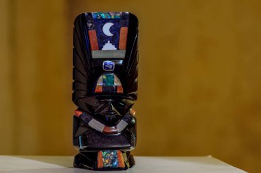 Obsidian heykelcikleri-Teotihuacan Meksika 'da Teotihuacn' da obsidian tanrıların heykellerini yapmak için kullanılırdı. Obsidian, minerallerin granüler yapısını ayırt edemeden volkanik, biçimsiz, camsı bir kayadır.