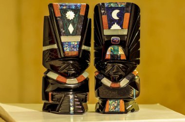 Obsidian heykelcikleri-Teotihuacan Meksika 'da Teotihuacn' da obsidian tanrıların heykellerini yapmak için kullanılırdı. Obsidian, minerallerin granüler yapısını ayırt edemeden volkanik, biçimsiz, camsı bir kayadır.