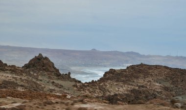 Peru 'nun Peru Pasifik kıyıları boyunca uzanan Chala-Peru bölgesi. Deniz seviyesinden 0 ila 500 metre yüksekliğe sahiptir. Dünya üzerindeki devasa ve kurak bir çöle tekabül eder. Dar vahalar tarafından engellenir.