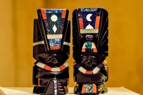 Obsidian heykelcikleri-Teotihuacan Meksika 'da Teotihuacn' da obsidian tanrıların heykellerini yapmak için kullanılırdı. Obsidian, minerallerin granüler yapısını ayırt edemeden volkanik, biçimsiz, camsı bir kayadır.