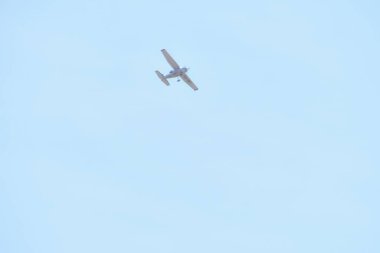 Nazca hatları üzerinde uçak. Nazca, Peru 'da Nazca hatlarından sorumlu bir şehirdir ve ortalama yıllık yağış miktarı 4 mm olan dünyanın en kuru bölgelerinden biridir.