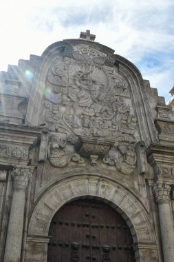 La Compana Kilisesi - Arequipa. Cizvitler tarafından inşa edilen yapı, 17. yüzyıldan (1660) kalma bir dini mimari abidesidir. 1573 'te Gaspar Baez tarafından tasarlanmış ve 1584' te bir deprem tarafından yok edilmiştir.