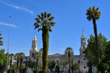 La Compana Kilisesi - Arequipa. Cizvitler tarafından inşa edilen yapı, 17. yüzyıldan (1660) kalma bir dini mimari abidesidir. 1573 'te Gaspar Baez tarafından tasarlanmış ve 1584' te bir deprem tarafından yok edilmiştir.