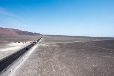 Nazca çizgisinin üzerindeki çarpıcı görüntüler bazen Nasca, Peru 'nun güney kıyısındaki Nazca kültüründen türetilen ve Nazca Çizgileri' nden sorumlu bir kasaba ve vadi sistemidir., 