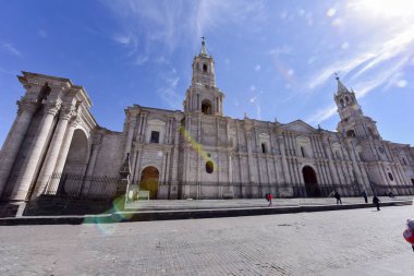 La Compana Kilisesi - Arequipa. Cizvitler tarafından inşa edilen yapı, 17. yüzyıldan (1660) kalma bir dini mimari abidesidir. 1573 'te Gaspar Baez tarafından tasarlanmış ve 1584' te bir deprem tarafından yok edilmiştir.