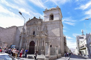 La Compana Kilisesi - Arequipa. Cizvitler tarafından inşa edilen yapı, 17. yüzyıldan (1660) kalma bir dini mimari abidesidir. 1573 'te Gaspar Baez tarafından tasarlanmış ve 1584' te bir deprem tarafından yok edilmiştir.