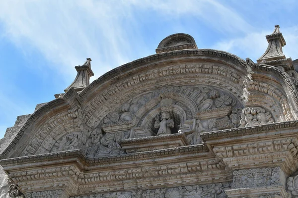 La Compana Kilisesi - Arequipa. Cizvitler tarafından inşa edilen yapı, 17. yüzyıldan (1660) kalma bir dini mimari abidesidir. 1573 'te Gaspar Baez tarafından tasarlanmış ve 1584' te bir deprem tarafından yok edilmiştir.
