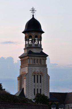 Mimar Victor Stefanescu 'nun planlarına göre, Romanya Kraliyet Sarayı' nın desteğiyle Kutsal Üçleme 'ye adanmış çan kulesi Alba Iulia' daki Taç Giyme Katedrali 'ne bakın.