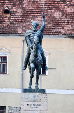 Alba Carolina Kalesi - Cesur Michael 'ın binicilik heykeli. Alba Carolina Kalesi, Roma' nın geçmişiyle, duvarlarının gücüyle bugün konuşmayan Büyük Romalılar Birliği Kalesi 'nin kalbi.