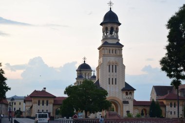 Mimar Victor Stefanescu 'nun planlarına göre, Romanya Kraliyet Sarayı' nın desteğiyle Kutsal Üçleme 'ye adanmış çan kulesi Alba Iulia' daki Taç Giyme Katedrali 'ne bakın.