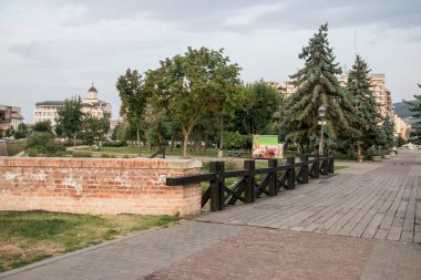 View Alba Carolina Kalesi, Büyük Romalılar Birliği 'nin kalbi olan Alba Iulia' nın bugün konuşmadığı kale, duvarlarının gücü ve Roma geçmişi hakkında.