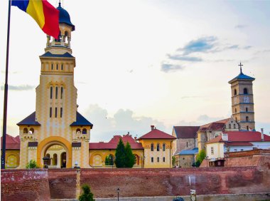 Mimar Victor Stefanescu 'nun planlarına göre, Romanya Kraliyet Sarayı' nın desteğiyle Kutsal Üçleme 'ye adanmış çan kulesi Alba Iulia' daki Taç Giyme Katedrali 'ne bakın.