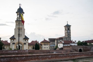 Mimar Victor Stefanescu 'nun planlarına göre, Romanya Kraliyet Sarayı' nın desteğiyle Kutsal Üçleme 'ye adanmış çan kulesi Alba Iulia' daki Taç Giyme Katedrali 'ne bakın.