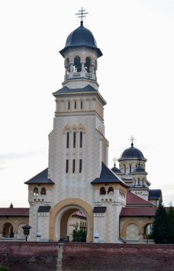 Mimar Victor Stefanescu 'nun planlarına göre, Romanya Kraliyet Sarayı' nın desteğiyle Kutsal Üçleme 'ye adanmış çan kulesi Alba Iulia' daki Taç Giyme Katedrali 'ne bakın.