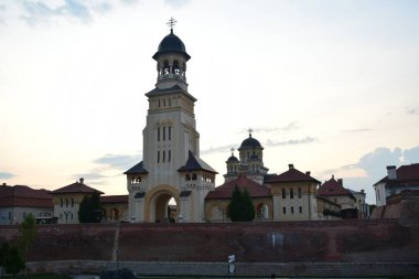 Mimar Victor Stefanescu 'nun planlarına göre, Romanya Kraliyet Sarayı' nın desteğiyle Kutsal Üçleme 'ye adanmış çan kulesi Alba Iulia' daki Taç Giyme Katedrali 'ne bakın.