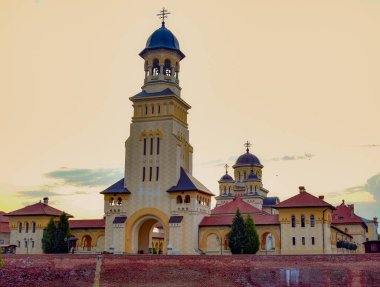 Mimar Victor Stefanescu 'nun planlarına göre, Romanya Kraliyet Sarayı' nın desteğiyle Kutsal Üçleme 'ye adanmış çan kulesi Alba Iulia' daki Taç Giyme Katedrali 'ne bakın.