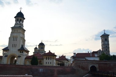 Mimar Victor Stefanescu 'nun planlarına göre, Romanya Kraliyet Sarayı' nın desteğiyle Kutsal Üçleme 'ye adanmış çan kulesi Alba Iulia' daki Taç Giyme Katedrali 'ne bakın.
