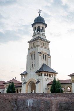 Mimar Victor Stefanescu 'nun planlarına göre, Romanya Kraliyet Sarayı' nın desteğiyle Kutsal Üçleme 'ye adanmış çan kulesi Alba Iulia' daki Taç Giyme Katedrali 'ne bakın.