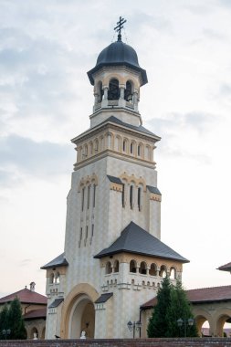 Mimar Victor Stefanescu 'nun planlarına göre, Romanya Kraliyet Sarayı' nın desteğiyle Kutsal Üçleme 'ye adanmış çan kulesi Alba Iulia' daki Taç Giyme Katedrali 'ne bakın.