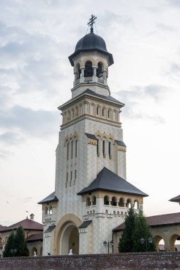 Mimar Victor Stefanescu 'nun planlarına göre, Romanya Kraliyet Sarayı' nın desteğiyle Kutsal Üçleme 'ye adanmış çan kulesi Alba Iulia' daki Taç Giyme Katedrali 'ne bakın.