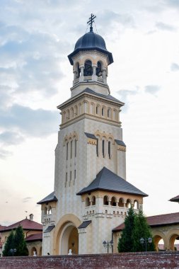 Mimar Victor Stefanescu 'nun planlarına göre, Romanya Kraliyet Sarayı' nın desteğiyle Kutsal Üçleme 'ye adanmış çan kulesi Alba Iulia' daki Taç Giyme Katedrali 'ne bakın.