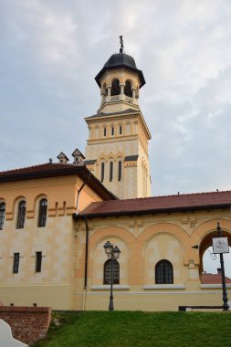 Mimar Victor Stefanescu 'nun planlarına göre, Romanya Kraliyet Sarayı' nın desteğiyle Kutsal Üçleme 'ye adanmış çan kulesi Alba Iulia' daki Taç Giyme Katedrali 'ne bakın.