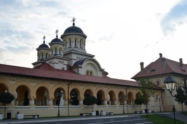 Mimar Victor Stefanescu 'nun planlarına göre, Kutsal Üçleme' ye adanmış Alba Iulia 'daki Taç Giyme Katedrali, Romanya Kraliyet Sarayı' nın desteğiyle inşa edildi.