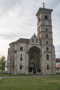 St. Michaels Katolik Katedrali - Alba Iulia, Alba Iulia kalesinin içinde yer almaktadır ve Transilvanya 'nın en değerli Roma ve Gotik mimarisi anıtıdır..