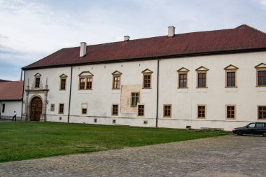 View Alba Carolina Kalesi, Büyük Romalılar Birliği 'nin kalbi olan Alba Iulia' nın bugün konuşmadığı kale, duvarlarının gücü ve Roma geçmişi hakkında.