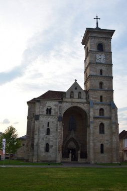 St. Michaels Katolik Katedrali - Alba Iulia, Alba Iulia kalesinin içinde yer almaktadır ve Transilvanya 'nın en değerli Roma ve Gotik mimarisi anıtıdır..