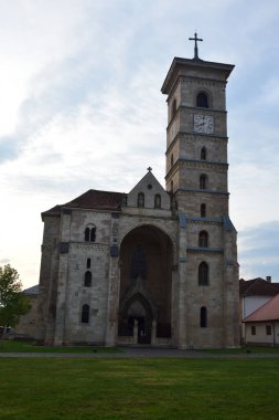 St. Michaels Katolik Katedrali - Alba Iulia, Alba Iulia kalesinin içinde yer almaktadır ve Transilvanya 'nın en değerli Roma ve Gotik mimarisi anıtıdır..