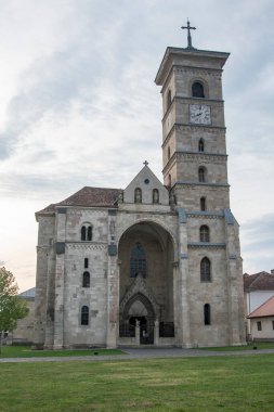 St. Michaels Katolik Katedrali - Alba Iulia, Alba Iulia kalesinin içinde yer almaktadır ve Transilvanya 'nın en değerli Roma ve Gotik mimarisi anıtıdır..