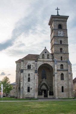 St. Michaels Katolik Katedrali - Alba Iulia, Alba Iulia kalesinin içinde yer almaktadır ve Transilvanya 'nın en değerli Roma ve Gotik mimarisi anıtıdır..