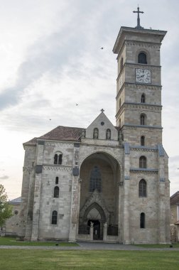 St. Michaels Katolik Katedrali - Alba Iulia, Alba Iulia kalesinin içinde yer almaktadır ve Transilvanya 'nın en değerli Roma ve Gotik mimarisi anıtıdır..